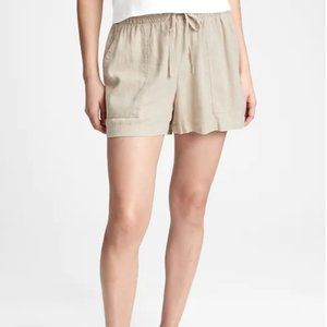 GAP Khaki Drawstring Pull on utility short washwell